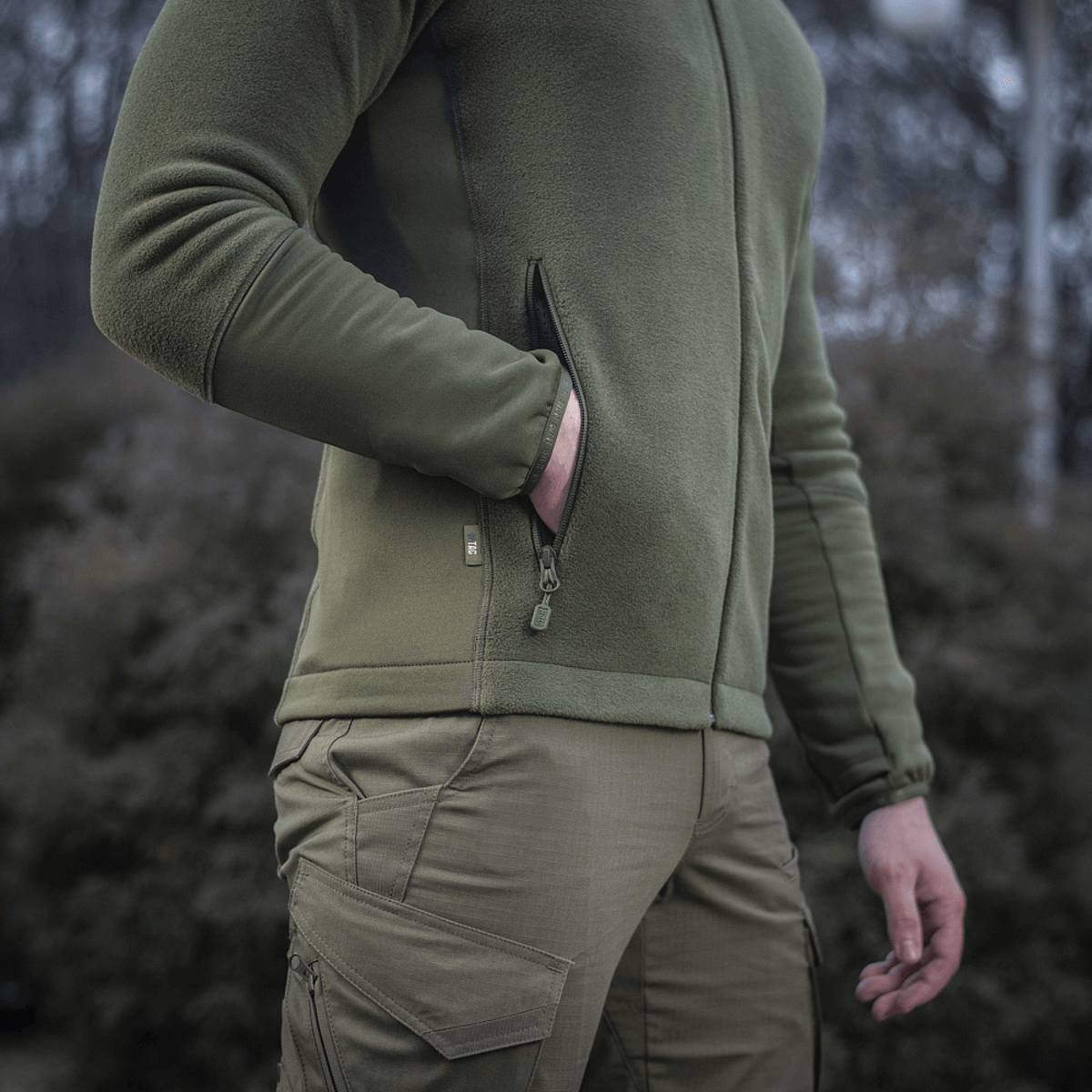 M-Tac Polartec Sport -fleecetakki vihreänä, sopii vaihtokauteen ja viileään säähän, tarjoaa tyyliä ja mukavuutta.