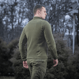 Mies pukeutuneena M-Tac Polartec Sport -fleecetakkiin luonnonympäristössä.