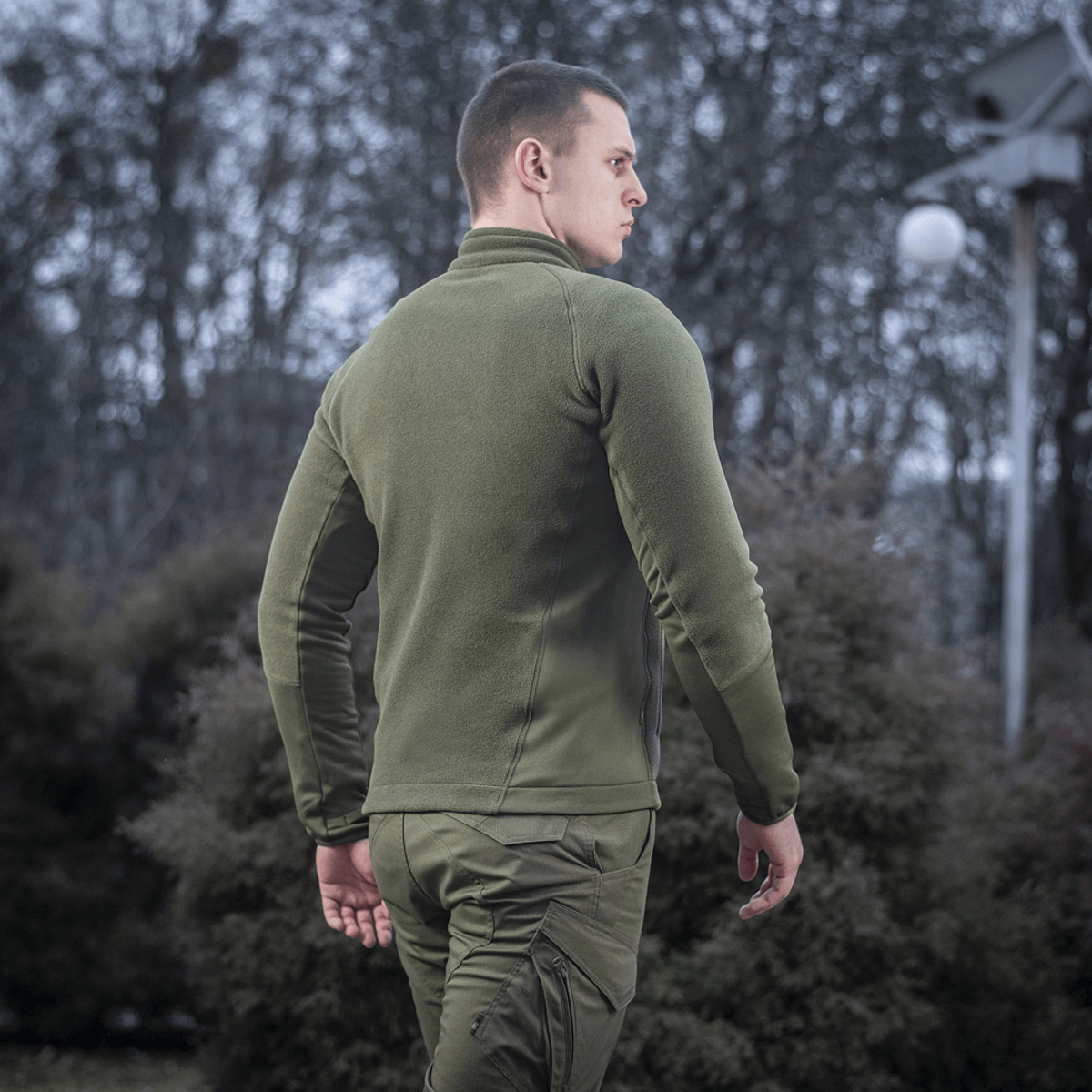 Mies pukeutuneena M-Tac Polartec Sport -fleecetakkiin luonnonympäristössä.