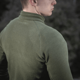 M-Tac Polartec Sport -fleecetakki takaa ulkoilmassa, korostaa mukavuutta ja tyyliä vihreässä fleece-kankaassa.