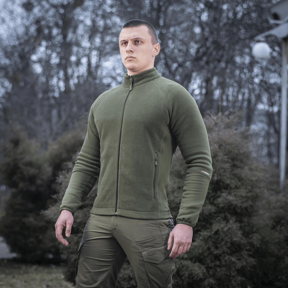 M-Tac Polartec Sport -fleecetakki vihreänä, käytetty ulkona päällyskerroksena vaihtokausina.