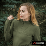 Nainen pukeutuneena M-Tac Delta Polartec -naisten fleece-takkiin vihreänä, sopii kylmiin päiviin Polartec®-materiaalin lämmöneristävyydellä.