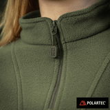 M-Tac Delta Polartec -naisten fleece-takki oliivinvihreänä, lähellä vetoketjua ja Polartec®-logo, sopii kylmyyteen ja mukavuuteen.