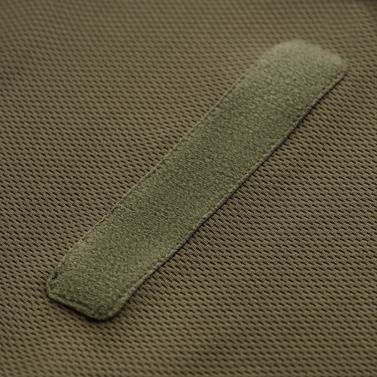 Lähikuva M-Tac Polo Elite Tactical Coolmaxista hengittävällä Coolmax®-materiaalilla ja anti-staattisella langalla.