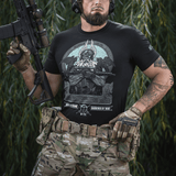 M-Tac T-Shirt Odin Mystery Odin-printillä, näyttää Hugin ja Munin sekä tekstin 'Valhalla Calling', mallina sotilas.