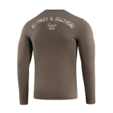 M-Tac T-Shirt Logo Long Sleeve maastokuvio ja slogan 'Military & Tactical Since 2014' takana.