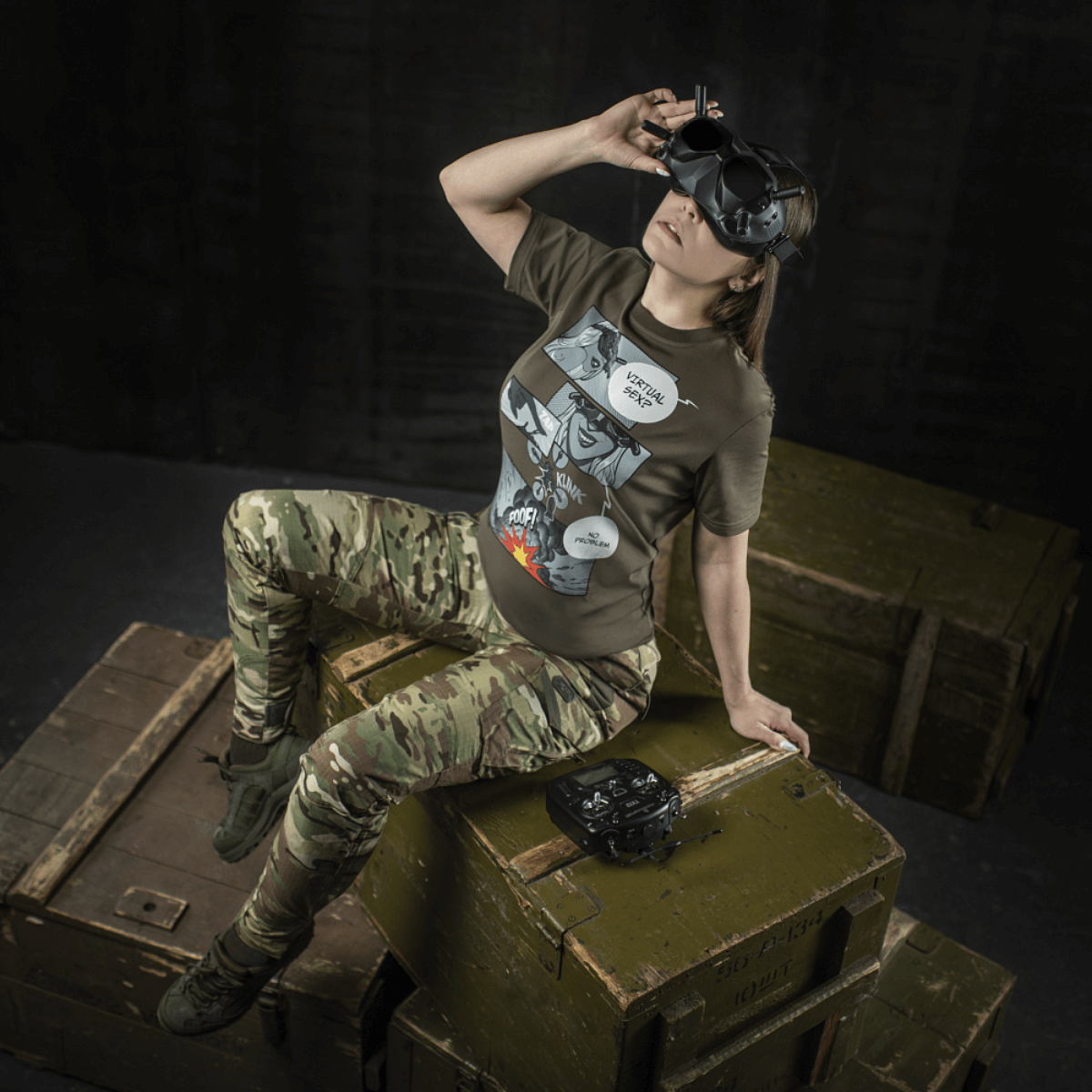Nainen M-Tac T-Shirt Comics Drone Girl -paidassa droonin ohjaimen kanssa, symboloi voimaa ja tarkkuutta.