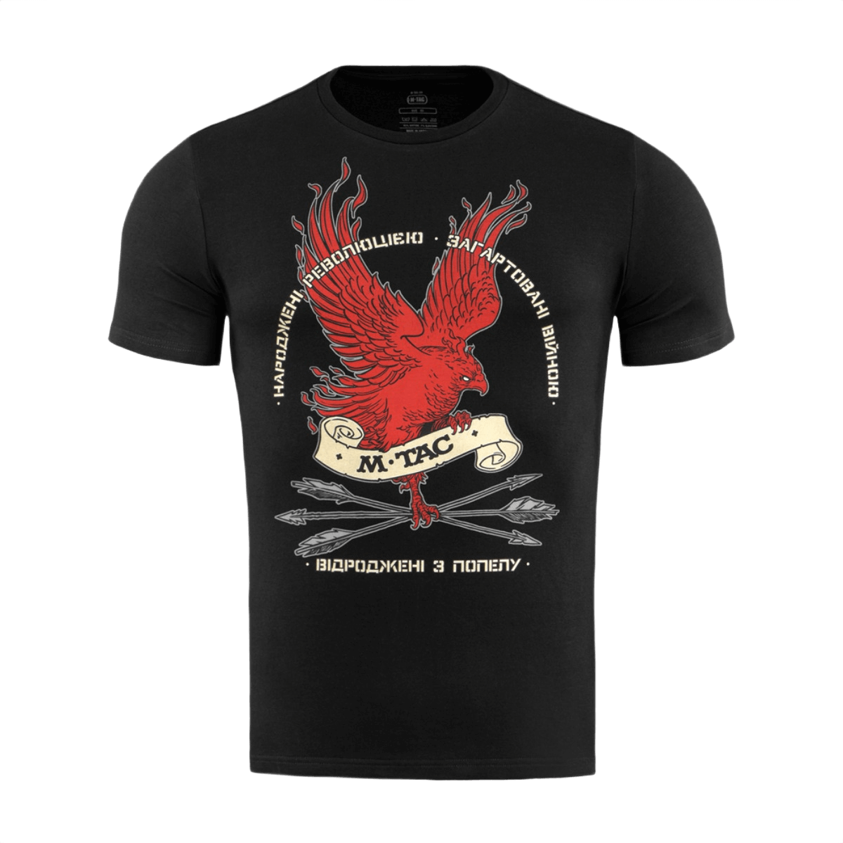 M-Tac T-Shirt Phoenix Fenixillä ja sloganilla 'Born by the Revolution – Hardened by War', symboloi voimaa ja uudelleensyntymistä.