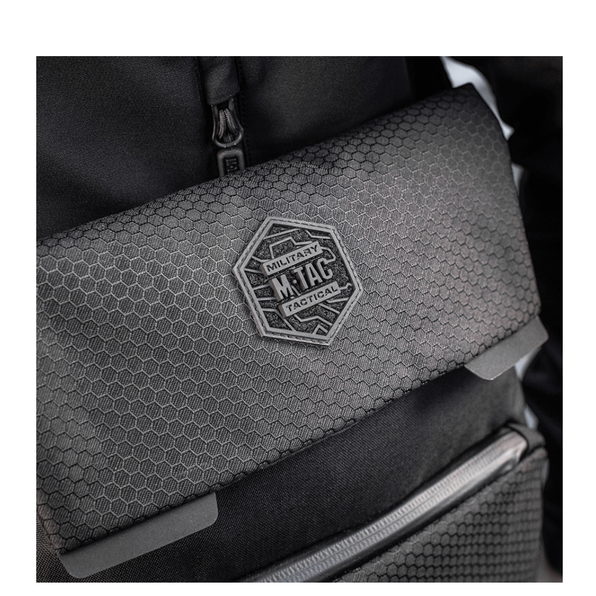 M-Tac Konvert Taske Elite Cordura Hex 1000D:llä, säädettävä olkahihna ja magnetventil nopeaan käyttöön.