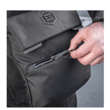 M-Tac Konvert Taske Elite Cordura Hex 1000D:llä, säädettävä olkahihna ja magnetisk lukko, lähikuva lynlås-detaljista.