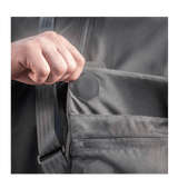 Käsi avaa taskun M-Tac Konvert Taske Elite -laukusta, valmistettu Cordura-materiaalista, magnetventil-avaus.