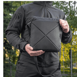 M-Tac Konvert Taske Elite Cordura 500D:llä ja Hex 1000D:llä, tablet-design ja säädettävä olkahihna, pidetään luonnossa.
