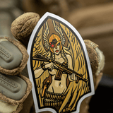 M-Tac Sticker Valkyrie esittää sotajumalattaren normannikypärässä ja M4-kiväärin kanssa, Arrowhead-patchin innoittama; sopii koristeluun.