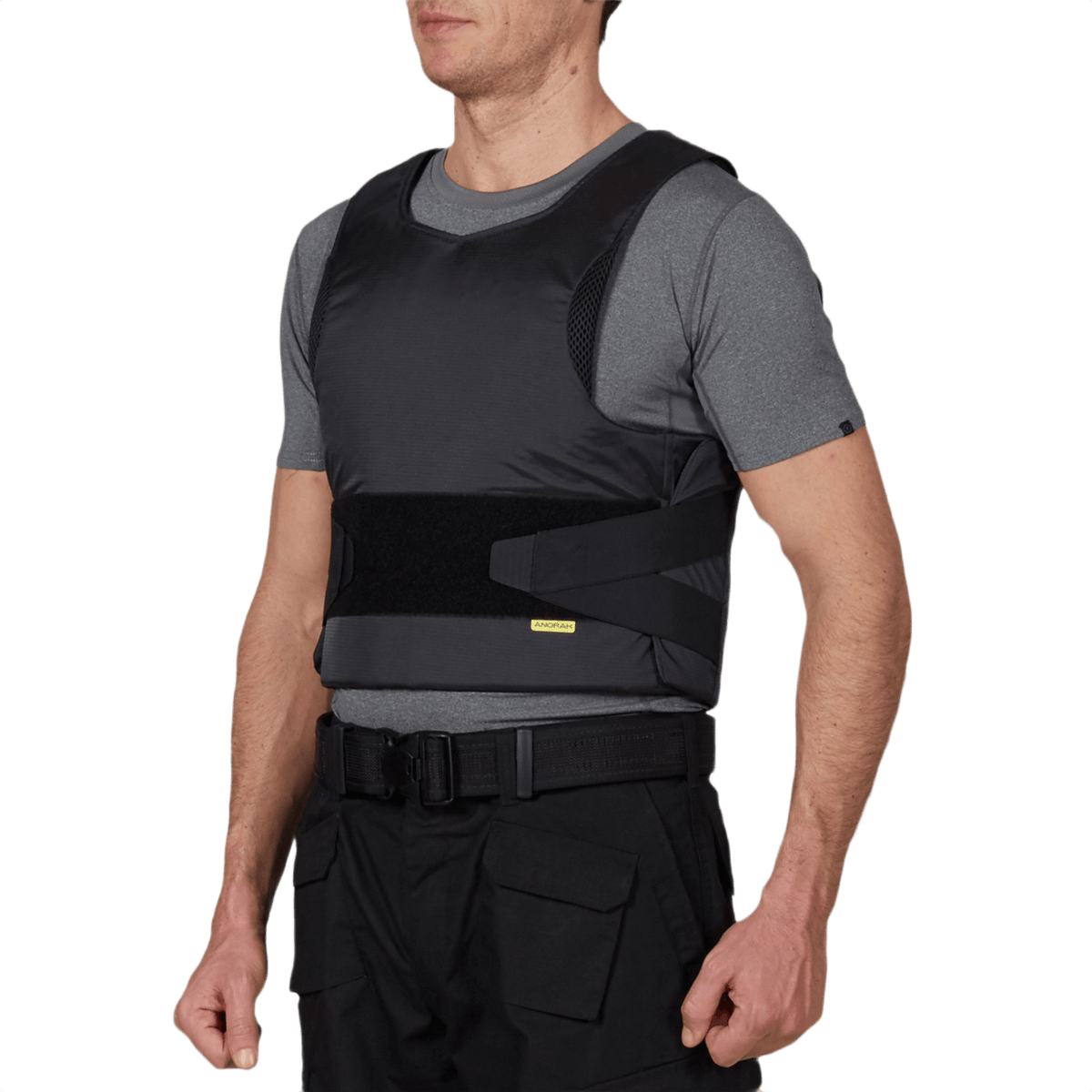 Mies pukeutuneena Anorak Rhodium® Concealable III -liiviin edestä, suunniteltu maksimaaliseen suojaan ja mukavuuteen