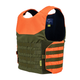 Anorak Titanium® Shield I pistos- ja luotonsuojaliivi oranssina ja oliivinvihreänä, suunniteltu maksimaalista suojaa ja mukavuutta varten.