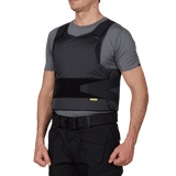 Anorak Topaz® Concealable II -pistosuojaliivi henkilöllä, tarjoaa NIJ Level 1 veitsi- ja pistosuojan vaatteiden alla.