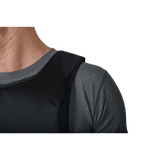 Anorak Topaz® Concealable III -pistosuojaliivi tavallisten vaatteiden alla huomaamattomaan suojaan.