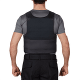 Mies Anorak Topaz® Concealable I -pistosuojaliivissä takaa, näyttää piilotettavuuden ja suojaussuunnittelun.