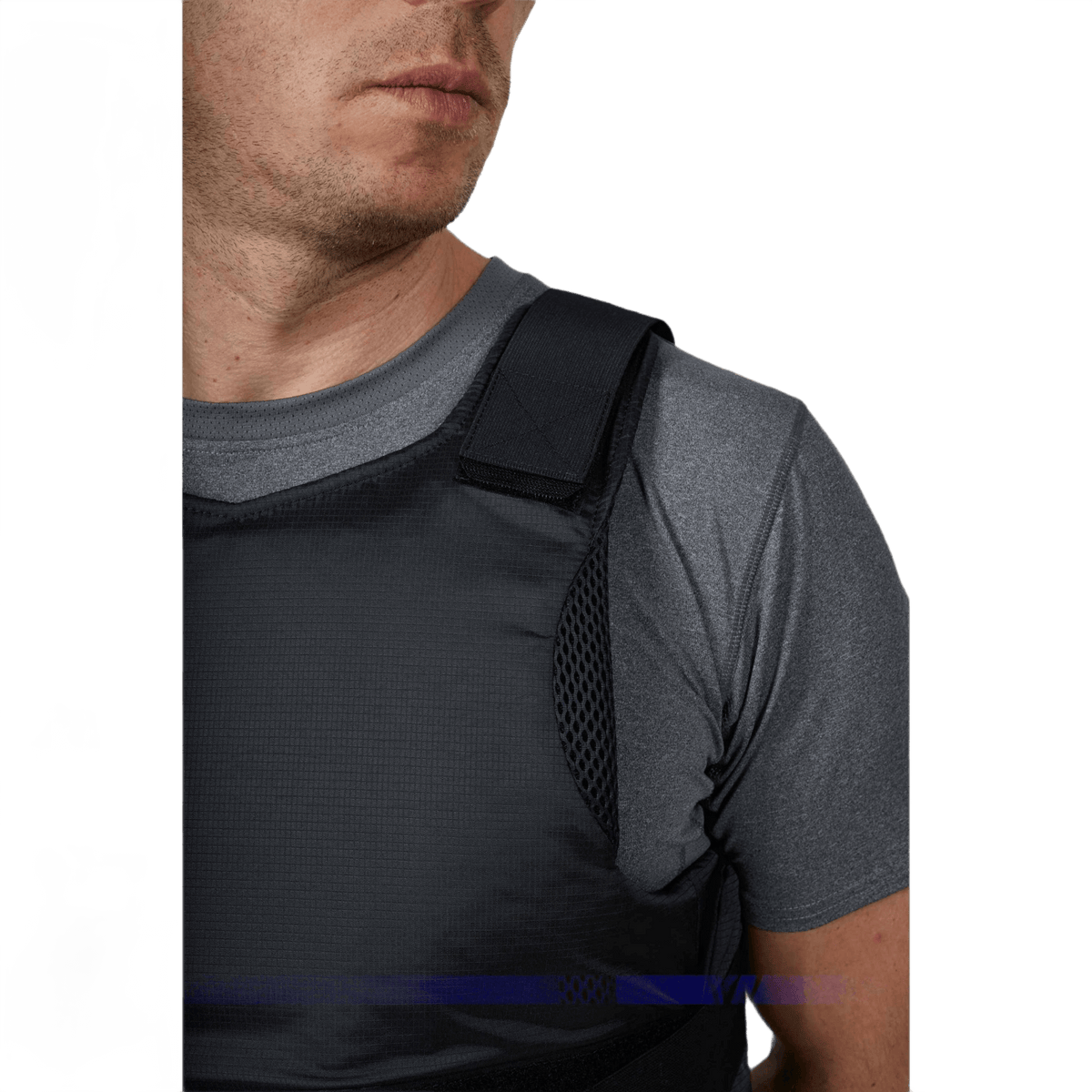 Mies Anorak Topaz® Concealable II -pistosuojaliivissä, veitsi- ja pistosuojaava pehmeäpanssari, suunniteltu korkeaan piilotettavuuteen ja suojaan.