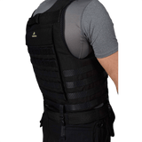 Mies pukeutuneena Anorak Rhodium® Tactical I pistos- ja luodinsuojaliiviin takaa nähtynä, näyttää liivin muotoilun ja kestävän suojan.