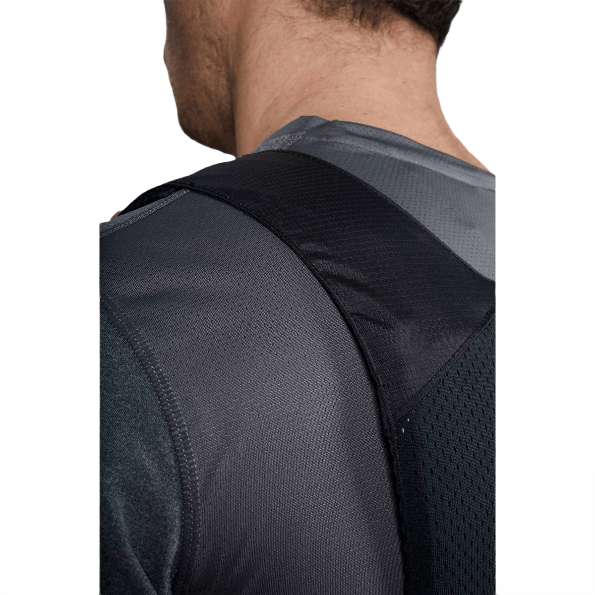 Anorak Topaz® Concealable I -pistosuojaliivin takapuoli harmaana ja mustana, puettuna vaatteiden alle huomaamattomaan suojaukseen.