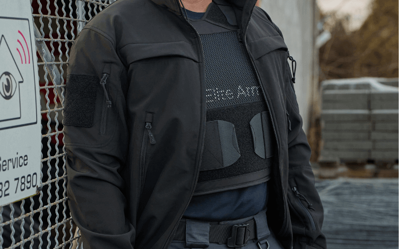 Mand iført Elite Armor RX2 skudsikker vest med fokus på diskret design til daglig beskyttelse