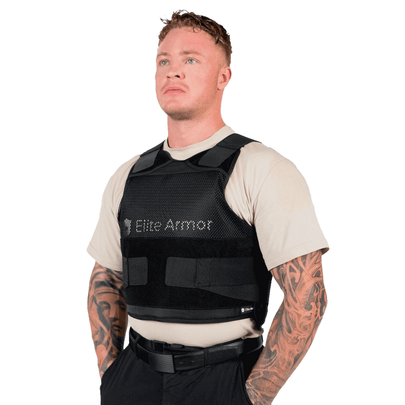 Elite Armor RX2 Stik & Skudsikker Vest – mand med vest, stående i vinkel