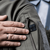 M-Tac Soft Shell Jakke vetoketjutaskulla ja kestävällä designilla, suojaa huonolta säältä tiheällä saumauksella.