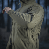 M-Tac Soft Shell Jakke, jossa sisäänrakennettu polyuretaanikalvo sääsuojaksi ja fleecevuori lämmikkeeksi luonnon keskellä.