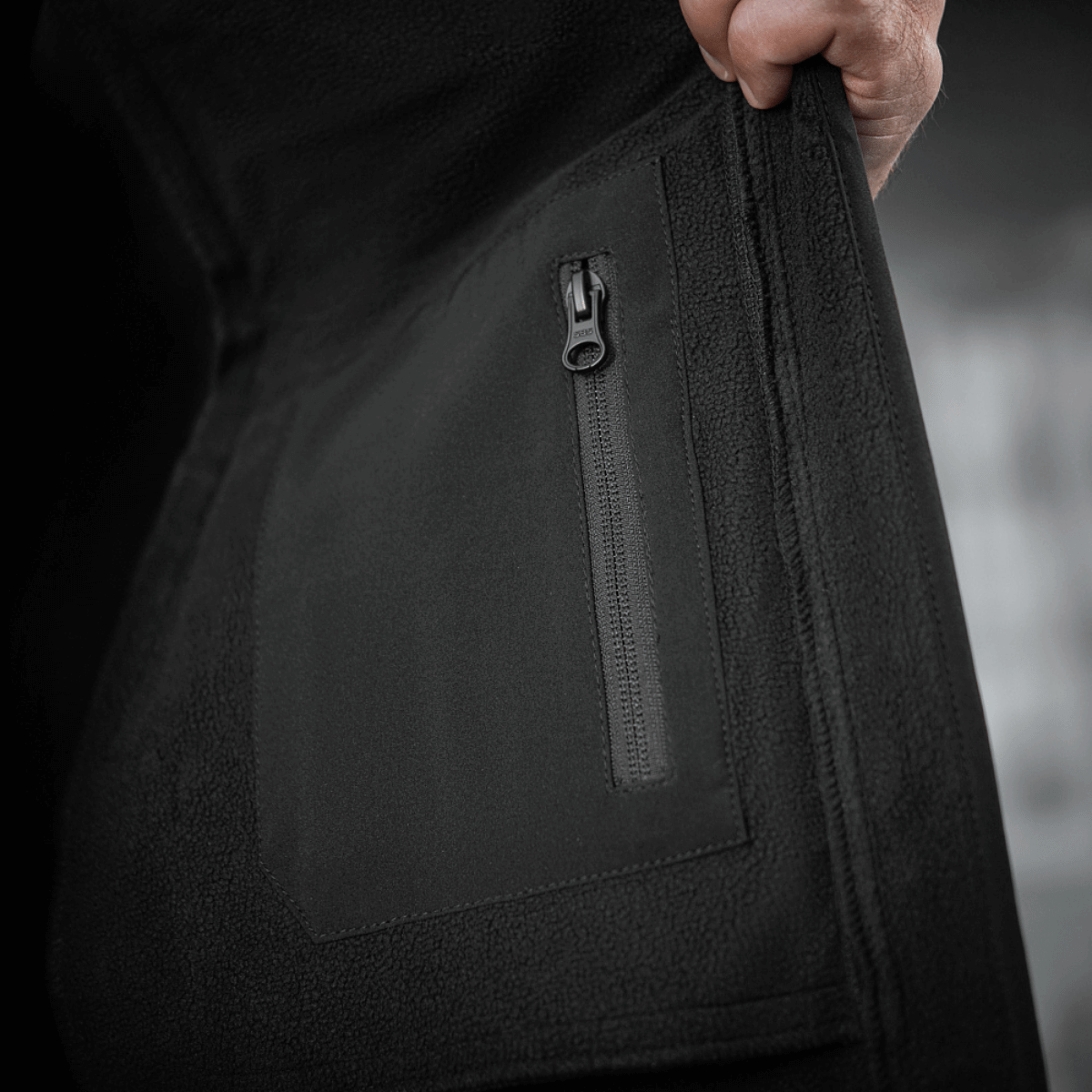 Yksityiskohtakuva M-Tac Soft Shell -takista vetoketjulla, korkealaatuinen materiaali ja sisäinen fleece-vuori.