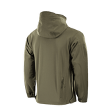 M-Tac Soft Shell Police Jakke oliivinvihreänä, huppu taitettuna kaulukseen, fleecevuori ja säädettävät tunnistepaneelit. Säänkestävä muotoilu.