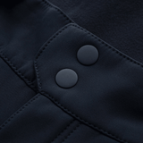 Lähikuva M-Tac Soft Shell Vinter -housuista, painottaen napin yksityiskohtia sekä softshell-materiaalia ja fleece-vuorta.