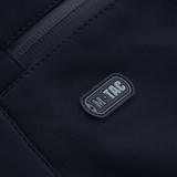Lähikuva M-Tac Soft Shell Vinter -housuista, logo- ja vetoketjudetalji, sopivat kylmään säähän.
