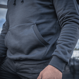 M-Tac Cotton Raglan -huppari tummansinisenä lähikuvassa, fokus huppariin ja raglanhihoihin.