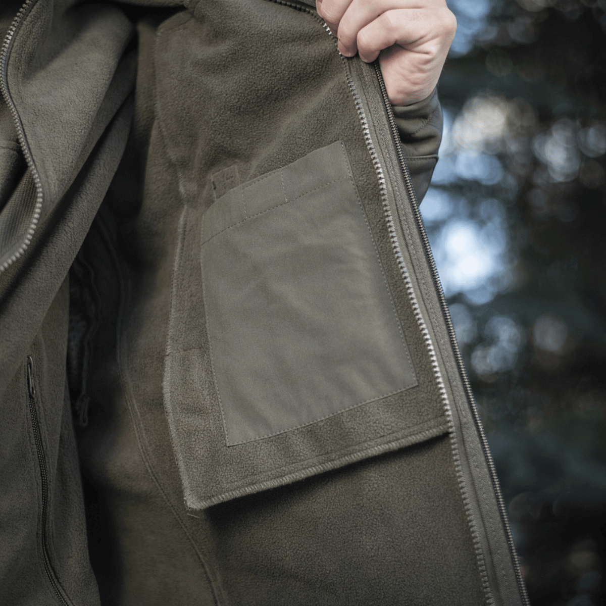 Yksityiskohta M-Tac Soft Shell Jakke med Lineristä näyttää irrotettavan fleecenvuoren ja vetoketjun.