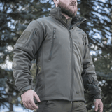 M-Tac Soft Shell Jakke med Liner miehille ulkoilmassa, esittelee takin irrotettavan fleecenvuoren ja vetoketjutaskut.