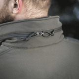 Lähikuva M-Tac Soft Shell Jakke med Liner -takin vetoketjudetaljista kauluksessa.