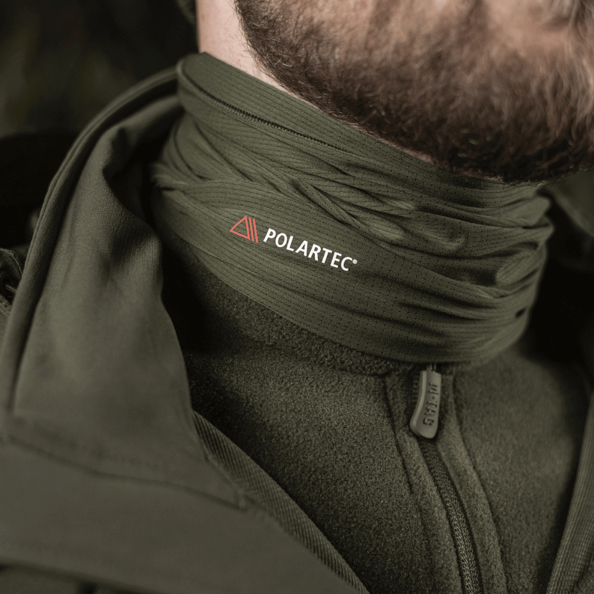 M-Tac Polartec Vent Tube Scarf vihreänä, käytetty kaulahuivina, suojaa tuulelta ja kylmältä, valmistettu Polartec® Power Dry® -materiaalista