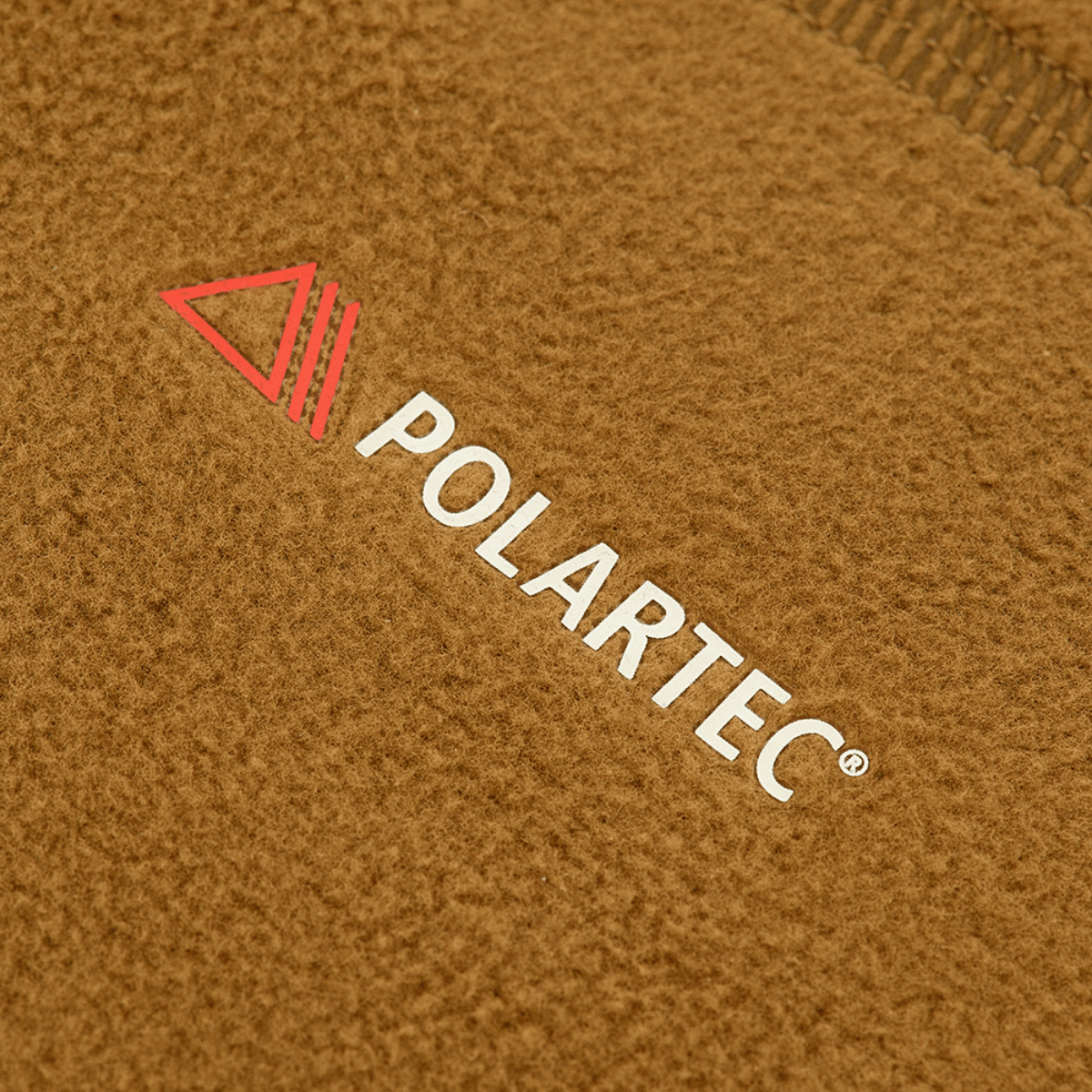 Polartec® Micro Series -fleece M-Tac Anatominen Tube Scarf Polartec-nyörillä, näyttää materiaalin pinnan ja logon yksityiskohdat.