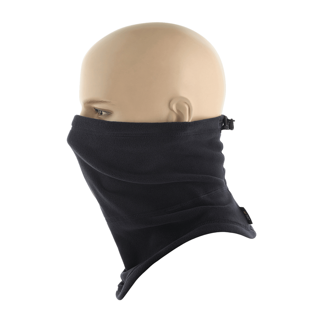 M-Tac Anatominen Tube Scarf Polartec-nyörillä, musta, kauluri mallinuken päällä, suoja tuulelta ja pölyltä, valmistettu Polartec®-materiaalista.