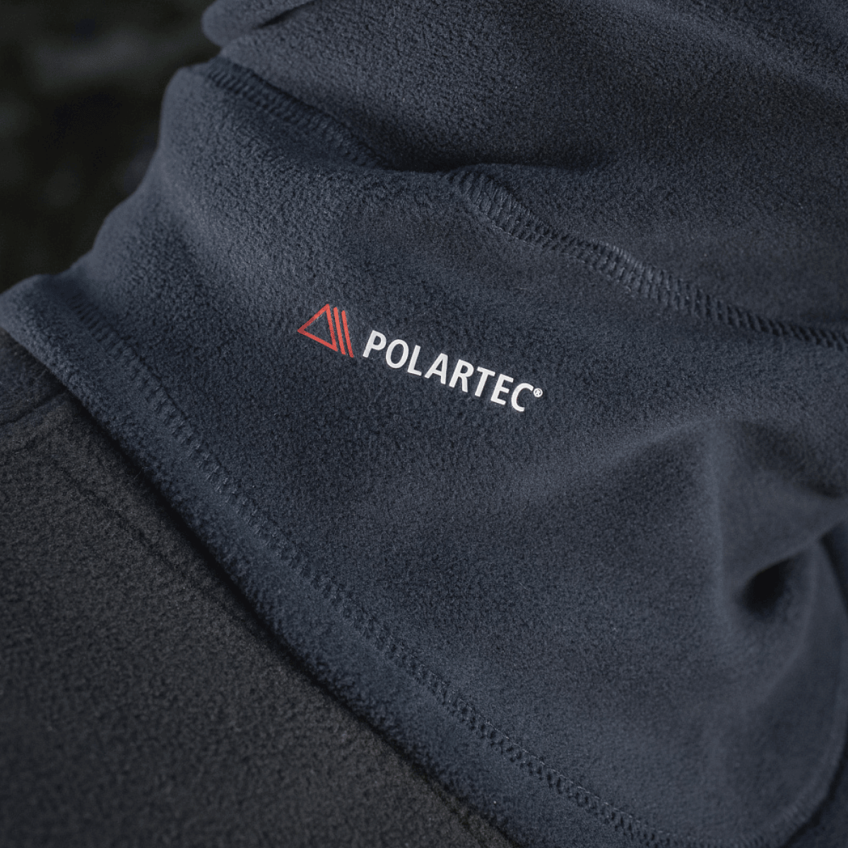 M-Tac Anatominen Tube Scarf Polartec-nyörillä, pehmeä fleece, Polartec®-logo näkyvissä.