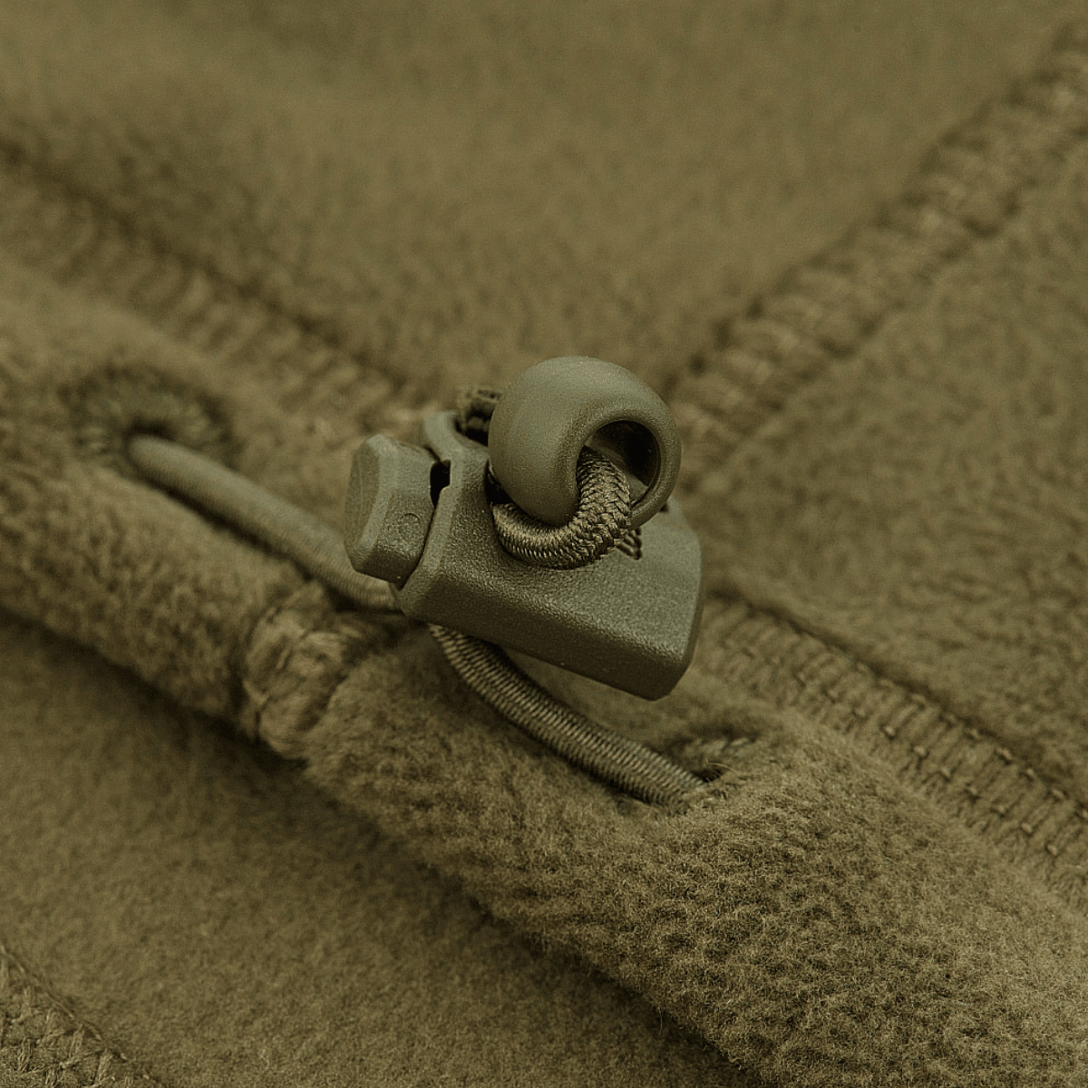 Lähikuva M-Tac Anatominen Tube Scarf Polartec-nyörillä, näyttää nyörijärjestelmän ja Polartec® Micro Series -fleece-kankaan.