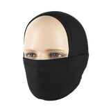 Henkilö käyttää M-Tac Tube Scarf Polartec Power Grid -kauluria kasvomaskina. Suoja tuulelta ja kylmältä tyylikkäällä muotoilulla.