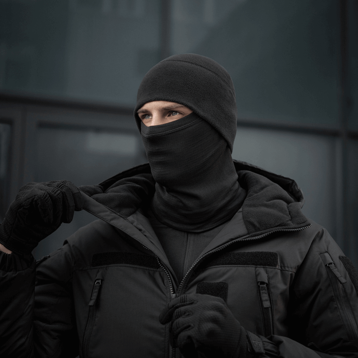Mies käyttää M-Tac Tube Scarf Polartec Power Grid -kauluria suojana kylmää säätä vastaan.