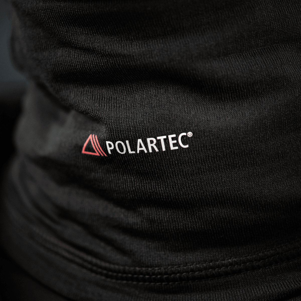 M-Tac Tube Scarf Polartec Power Grid, musta kauluri Polartec-logolla, ihanteellinen lämmöneristykseen ja suojaukseen kylmää vastaan.