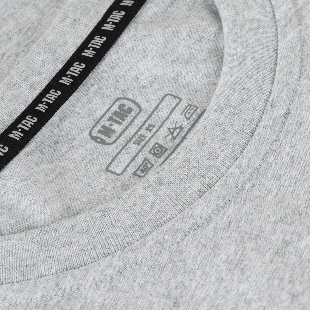 M-Tac T-Shirt 93/7 Summer harmaana, lähikuva kaulusetiketistä pesuohjeineen.