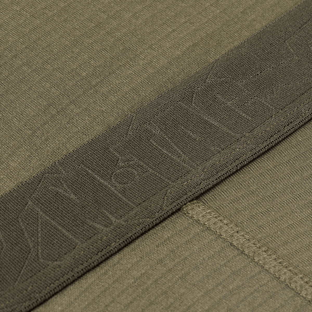 Lähikuva M-Tac Fleece Termobukser Delta Level 2 Lady materiaalista ja saumoista.