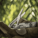 M-Tac Type 3 Foldekniv (5-i-1) Rustfrit Stål työkaluesittely, sisältää saksitoiminnon luonnollisessa EDC‑ympäristössä.