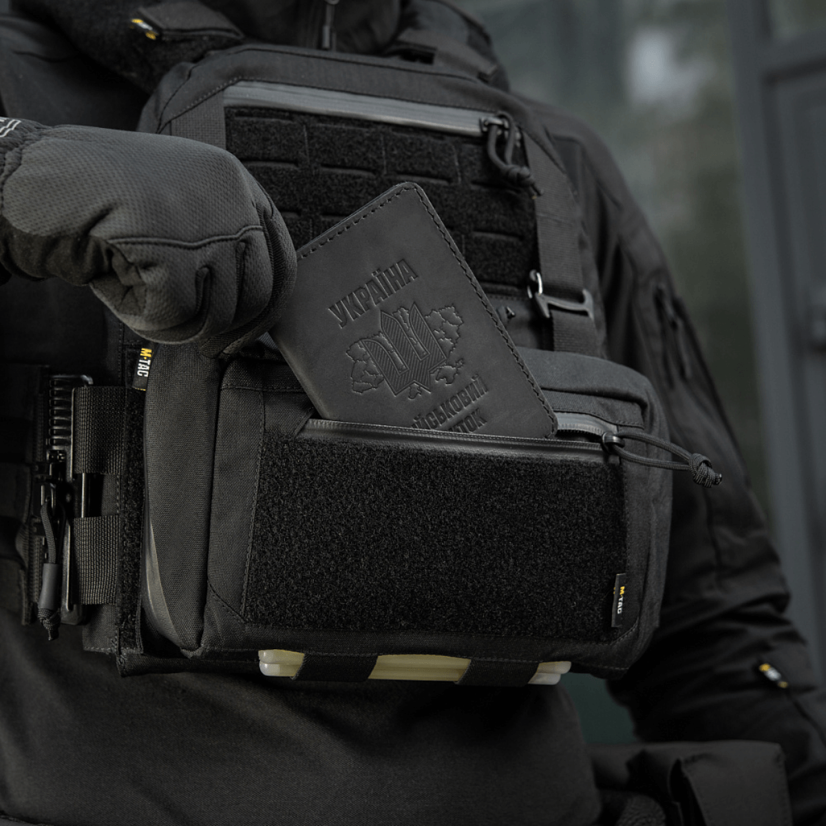 M-Tac Admin Pouch Large Elite Gen.II käytössä, passi etutaskussa; käytännöllinen muotoilu henkilökohtaisille tavaroille.