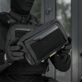 Henkilö pitää M-Tac Admin Pouch Large Elite Gen.II:ta; suunniteltu säilytykseen modulaarisilla lisävarusteilla ja Cordura 500D -materiaalilla.
